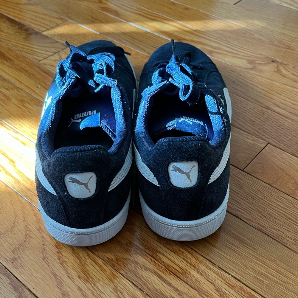 Ayeee 🚨Dark blue pumas size 10.5 just need a little bit of TLC💕